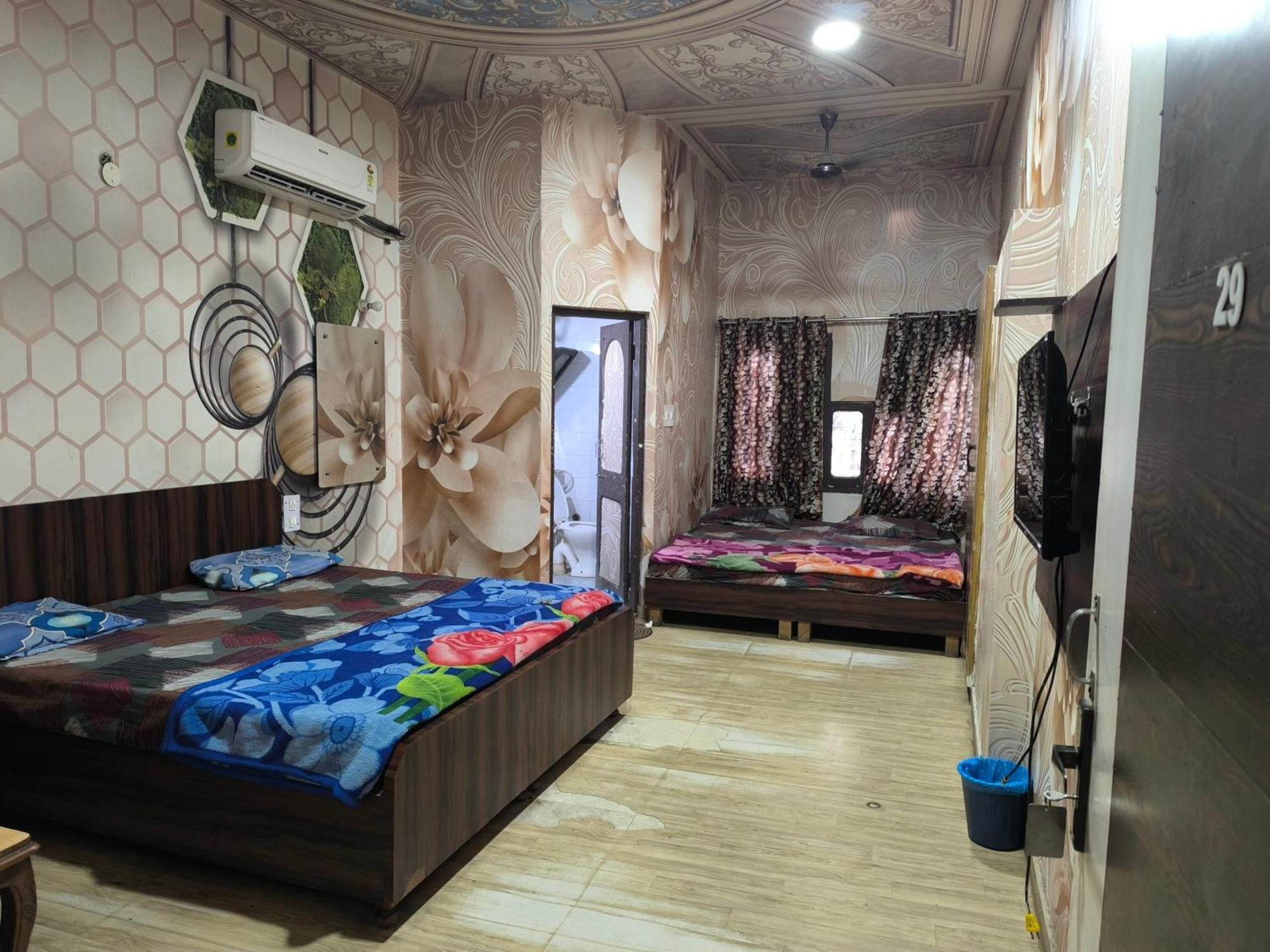 Hotel Jogi Guest House Welcome All Families, Friends, Groups, Couples, Singles Fully Airconditioner, Attach Washrooms, Lift, Wifi, 24 Hours Room Service, Power Backup Амритсар Екстериор снимка
