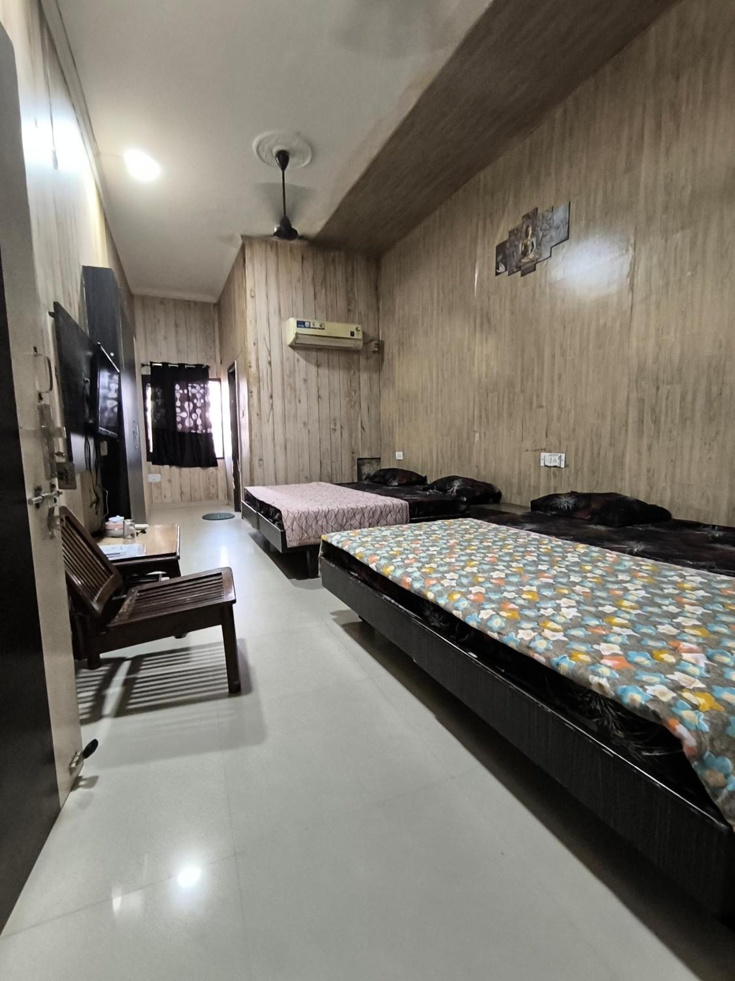 Hotel Jogi Guest House Welcome All Families, Friends, Groups, Couples, Singles Fully Airconditioner, Attach Washrooms, Lift, Wifi, 24 Hours Room Service, Power Backup Амритсар Стая снимка